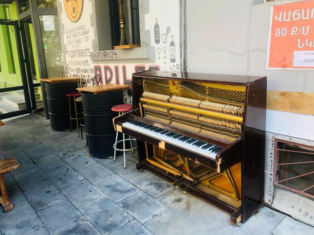Sev Group Hostel Ереван Экстерьер фото